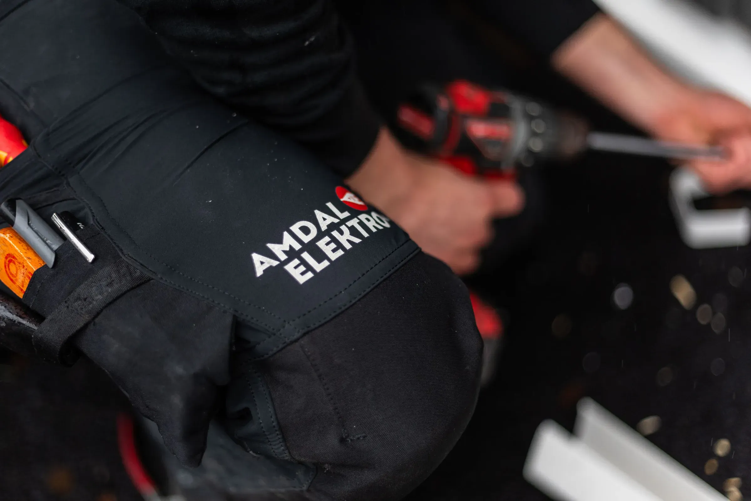 Elektriker borer hull i veggen