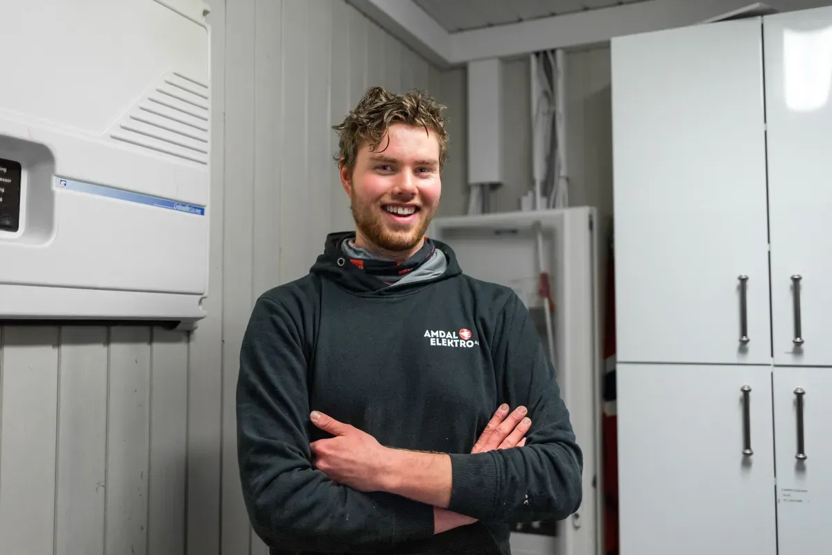 Smilende elektriker hos Amdal Elektro