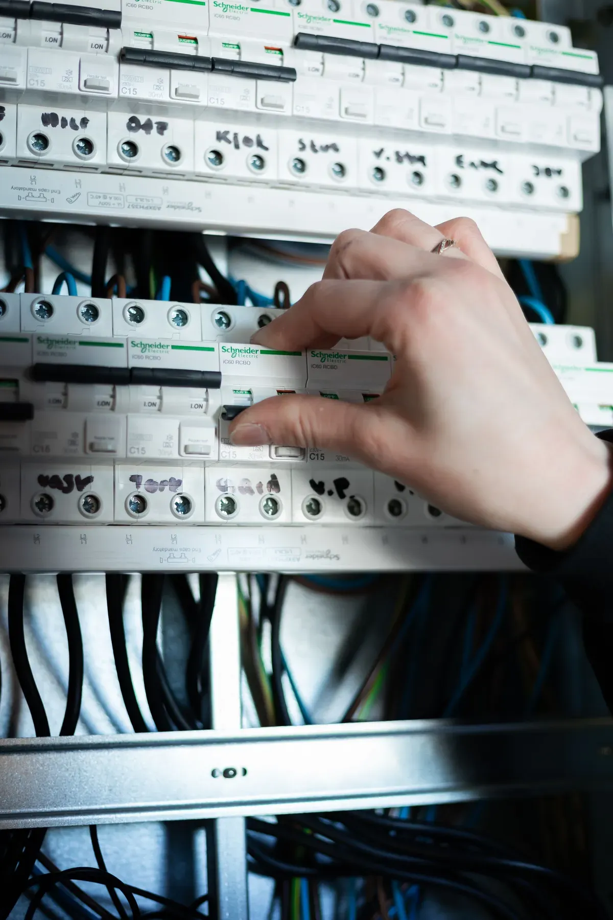 en hånd som trykker på et sikringsskap