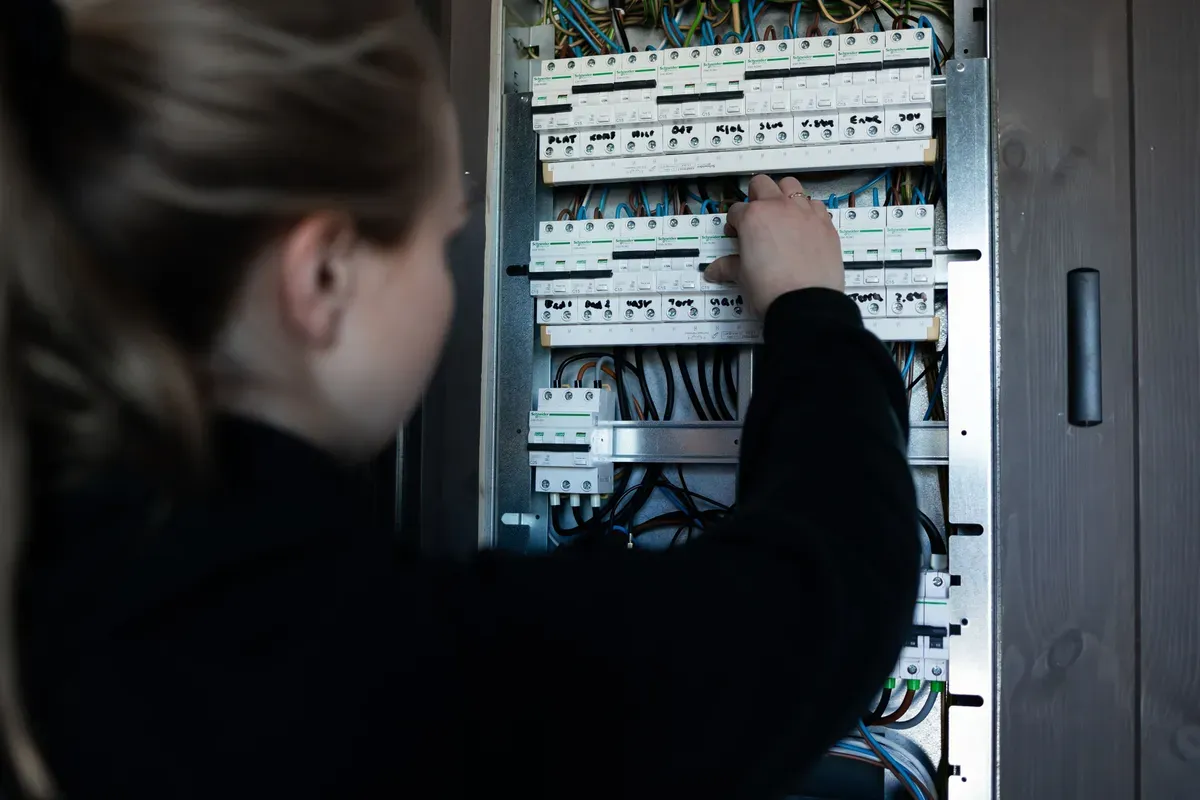 en Valdres Installasjons ansatt  som trykker på et sikringsskap