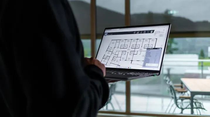 En person som holder en laptop