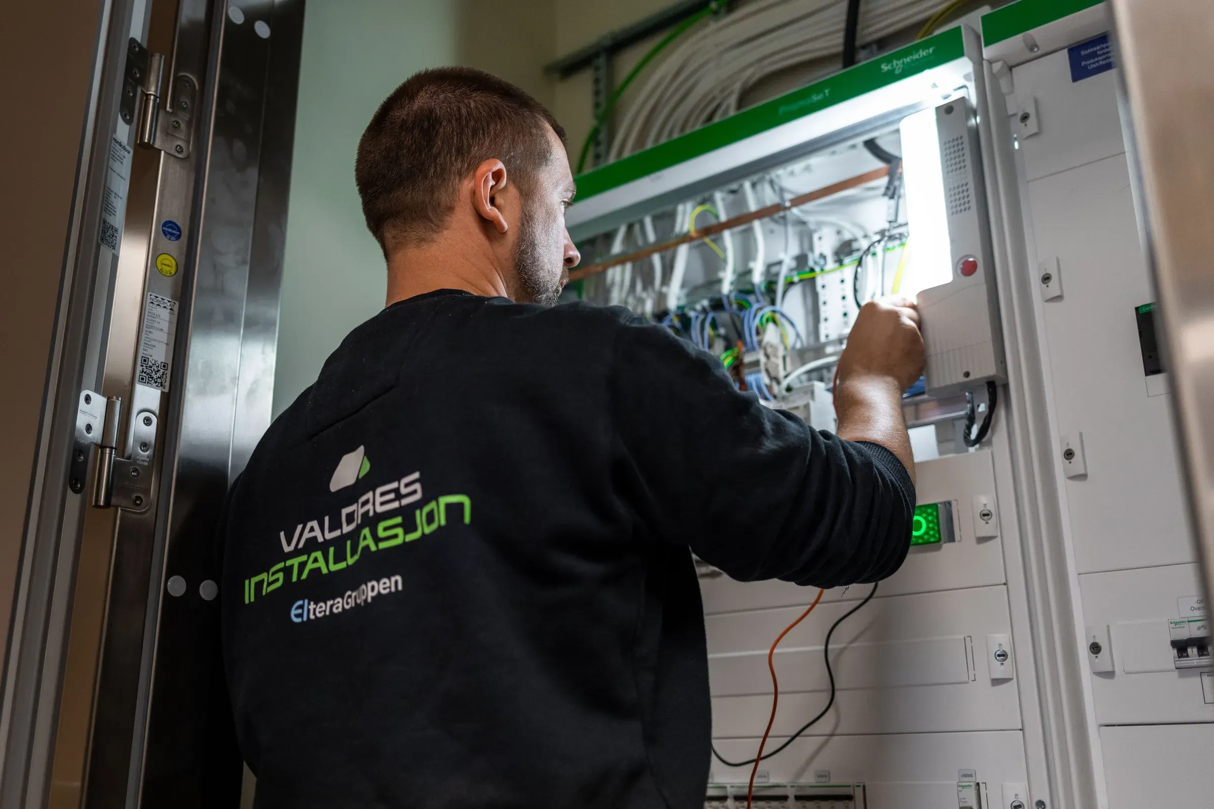 en Valdres Installasjons ansatt som jobber på et sikringsskap