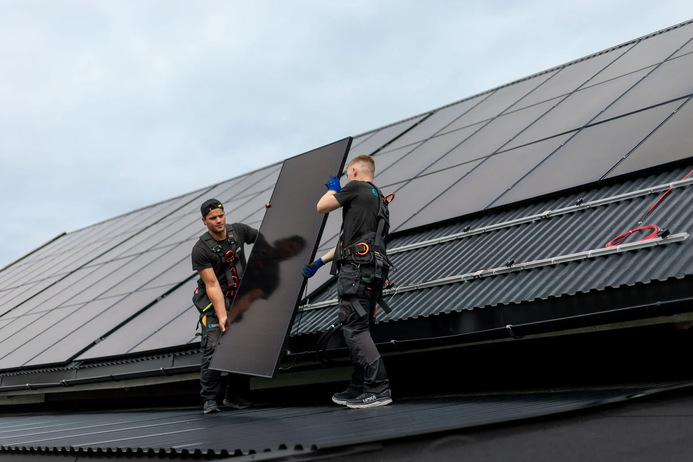 to Valdres Installasjons ansatte som installere solceller på et tak