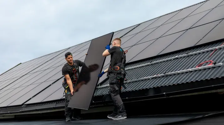 to Valdres Installasjons ansatte som installere solceller på et tak