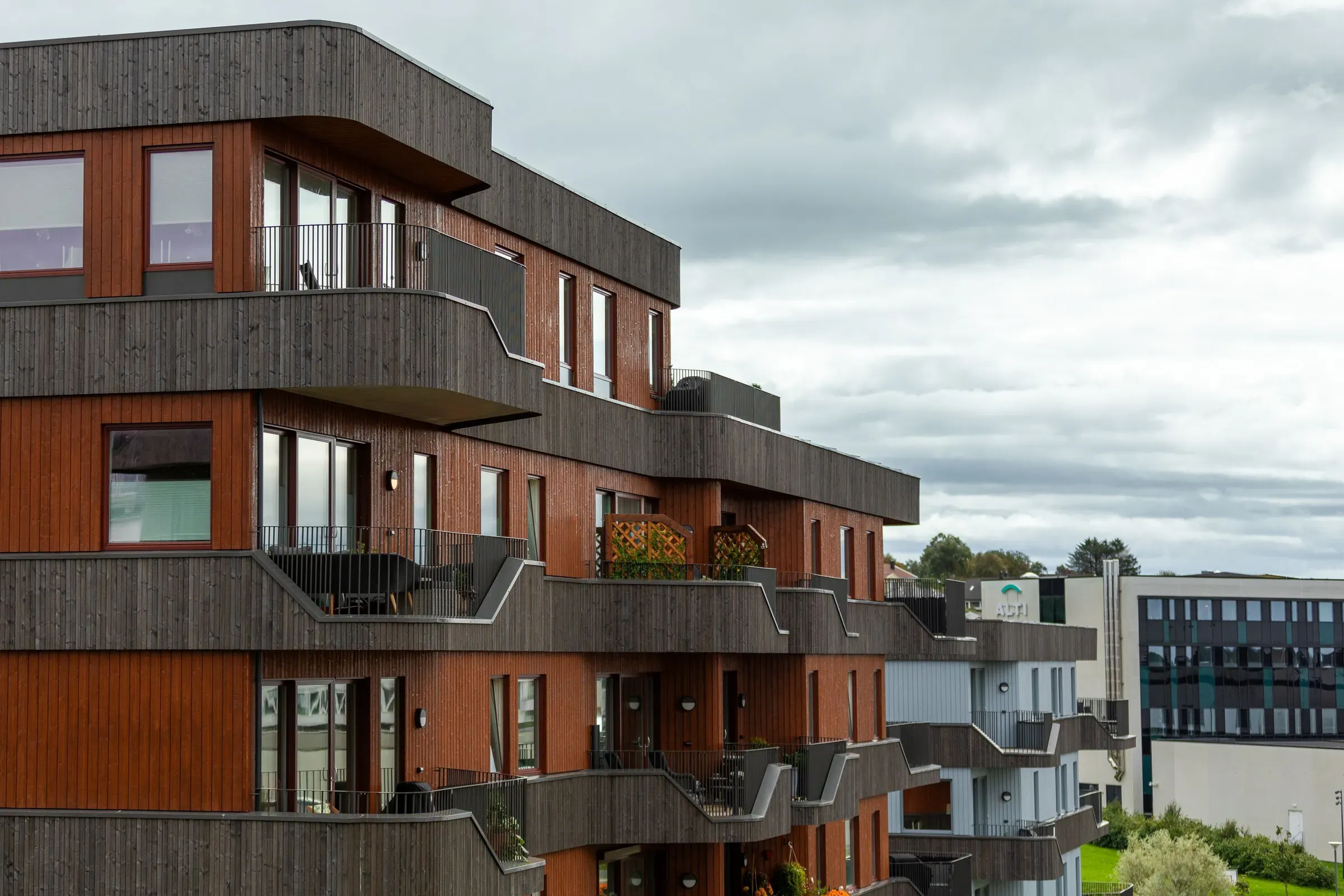 et stort leilighetsbygg