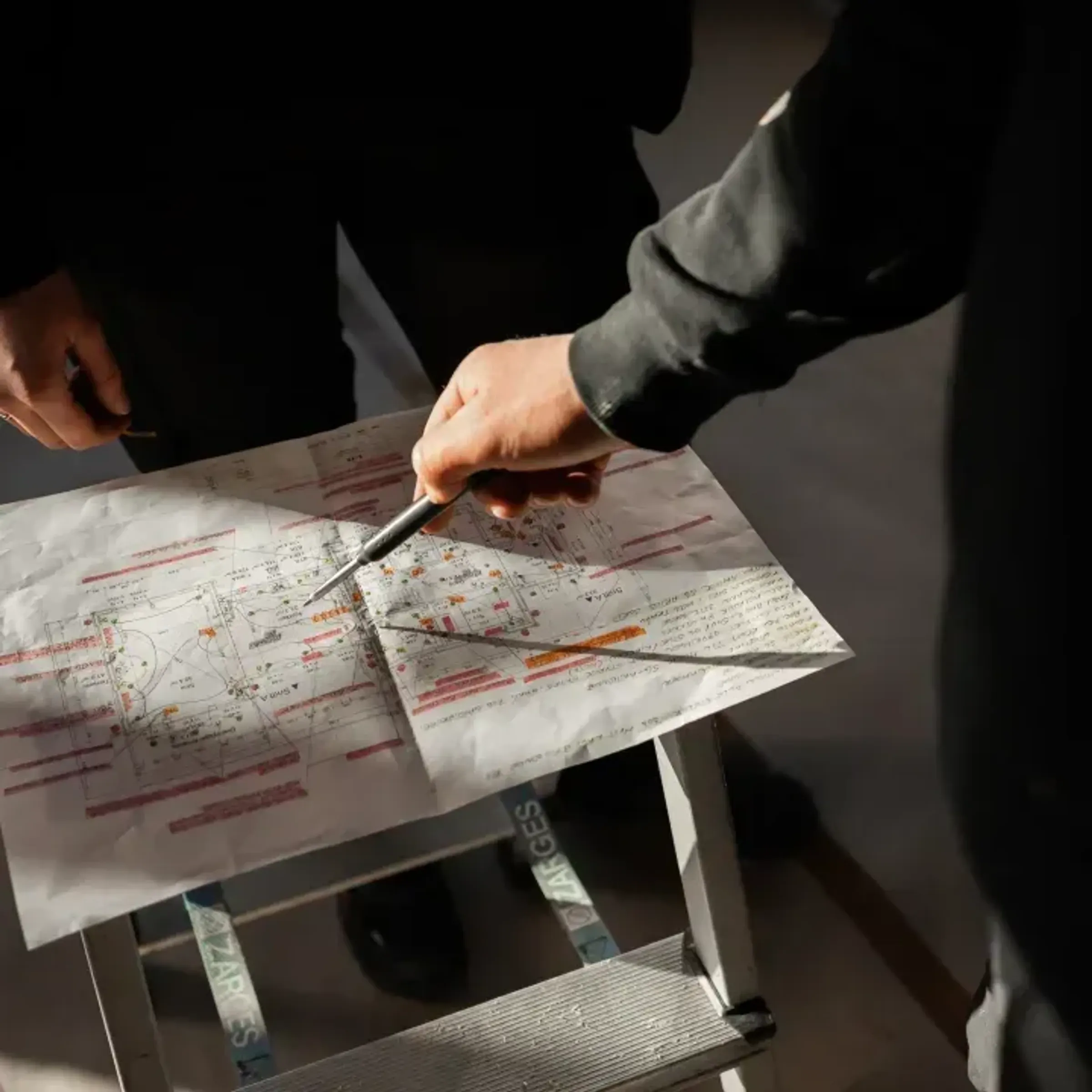 to personer som ser på en plantegning