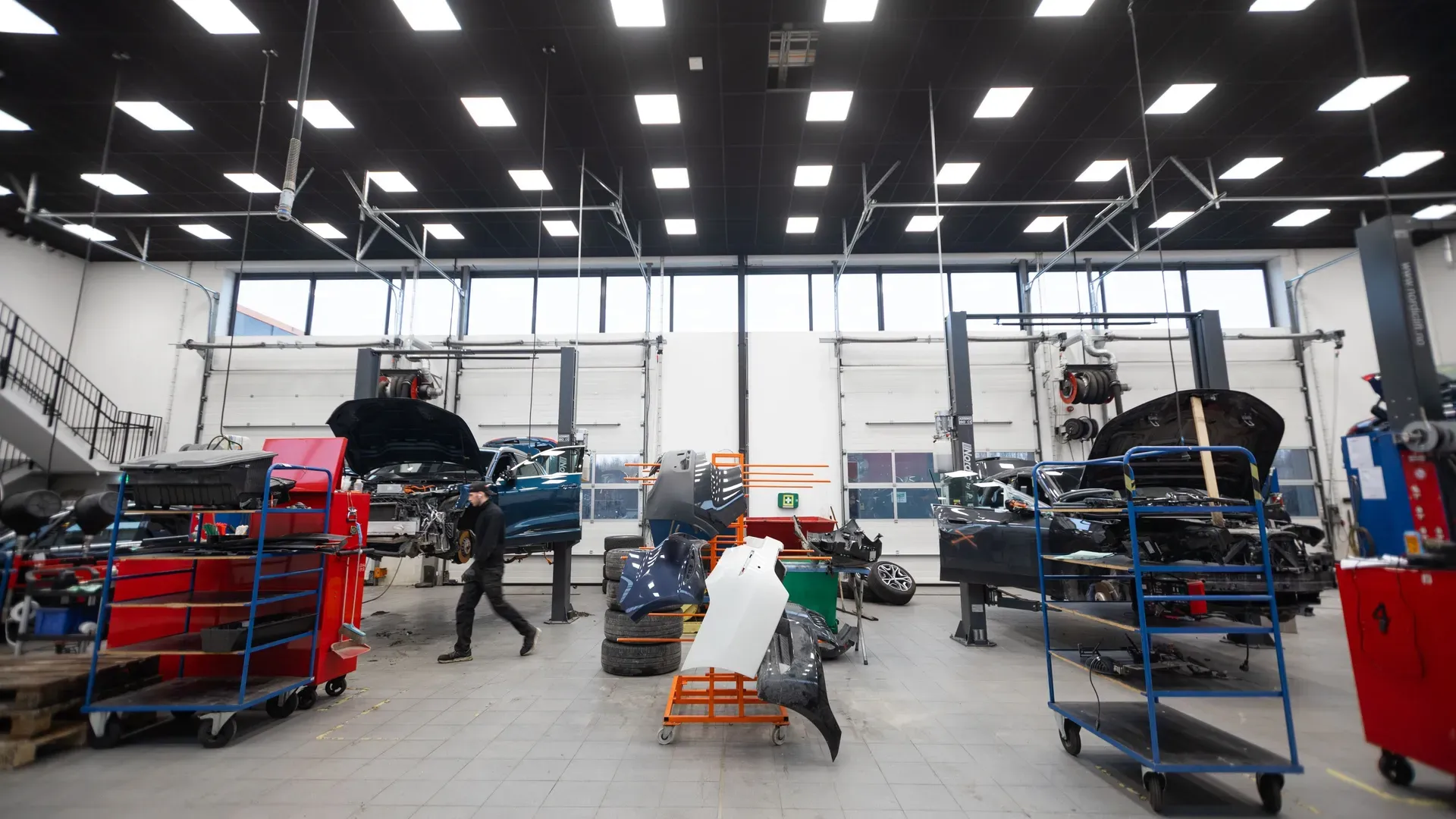 Verksted hos Bil1Din, der AMDAL ELEKTRO er totalleverandør av elektroinstallasjonen.