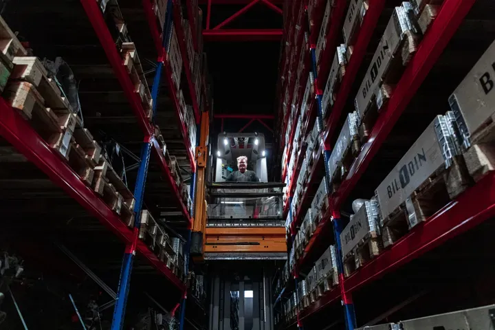 Mekaniker i arbeid i hallen hos Bil1Din, der AMDAL ELEKTRO er totalleverandør av elektroinstallasjonen.