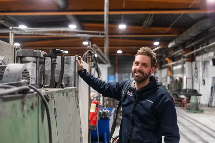 Amdal Elektro-elektriker ved verksted hos SDF AS.