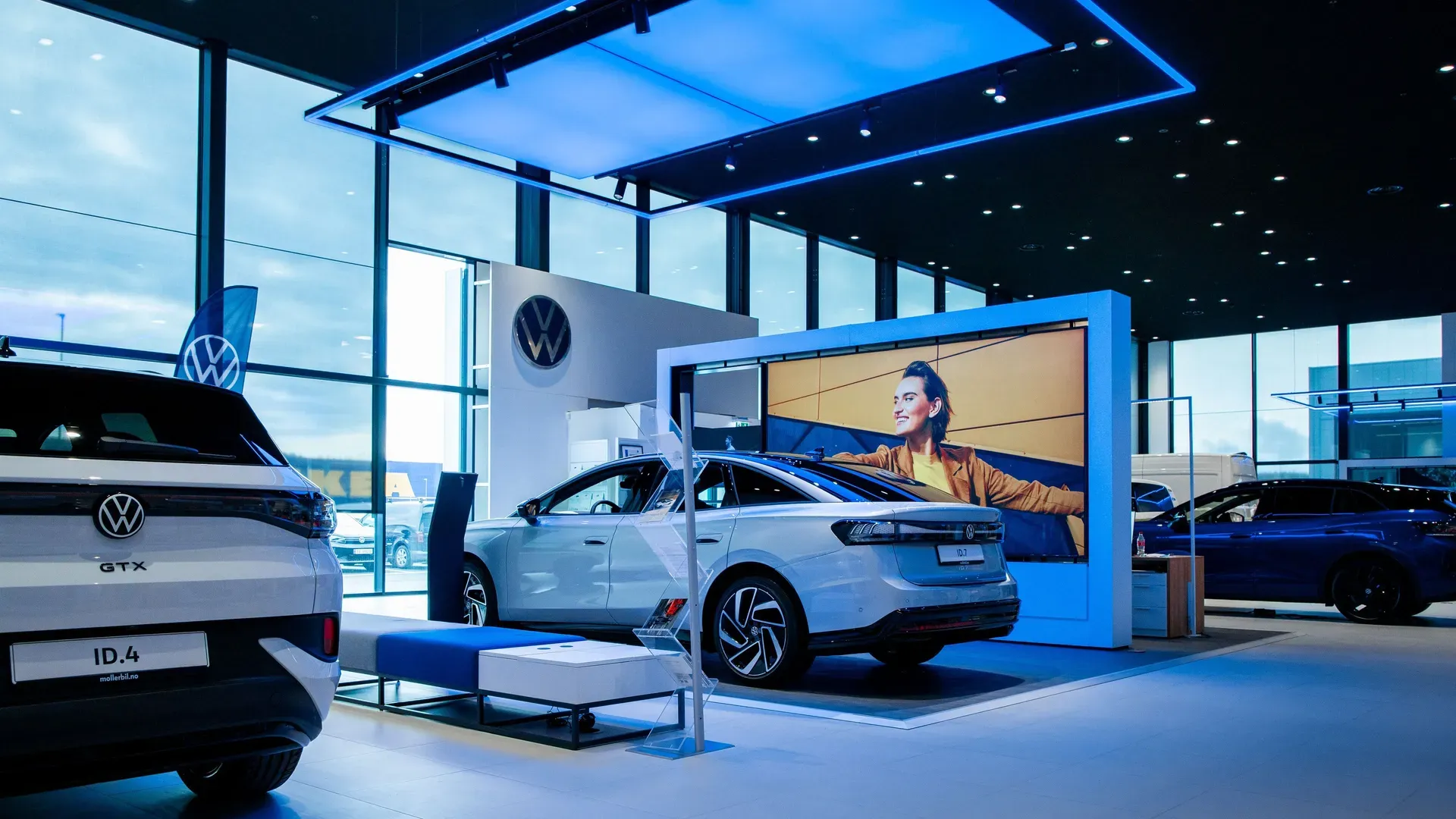 Effektlys ved bilene hos Møller Bil Hamar, med elektro og lys levert av Eltera Ringsaker.
