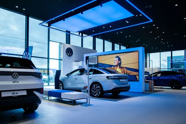 Effektlys ved bilene hos Møller Bil Hamar, med elektro og lys levert av Eltera Ringsaker.