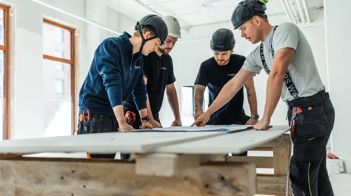 Team Installasjon sine elektrikere i arbeid via Carona AS, som brukes på alle rehabiliteringsprosjekter og løpende vedlikehold i eksisterende butikker.