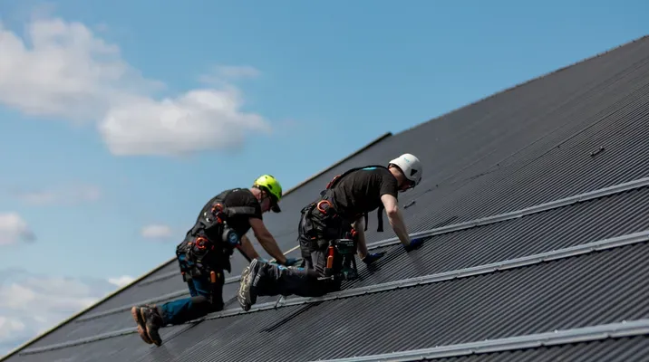 To elektriker fra Eltera monterer solcellepanel ved Lier Gård.