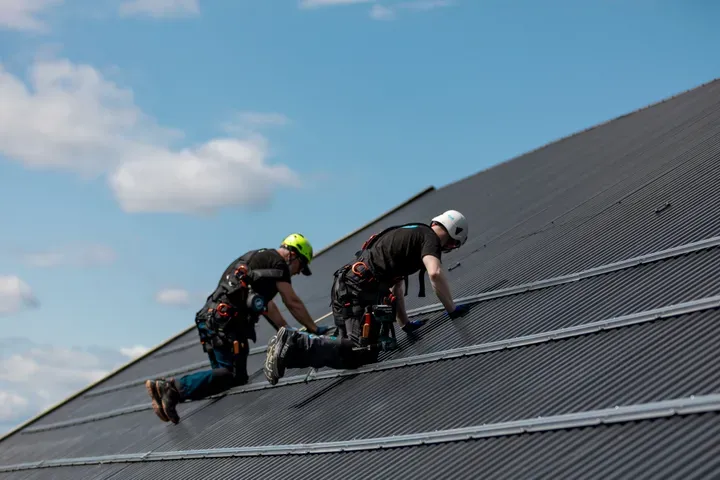 To elektriker fra Eltera monterer solcellepanel ved Lier Gård.