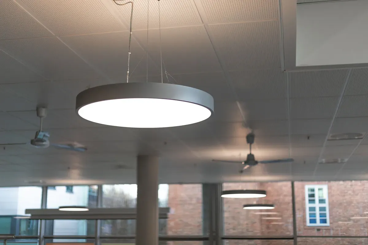 Lampe ved Kirkeparken vgs, der belysning er levert av Team Installasjon.