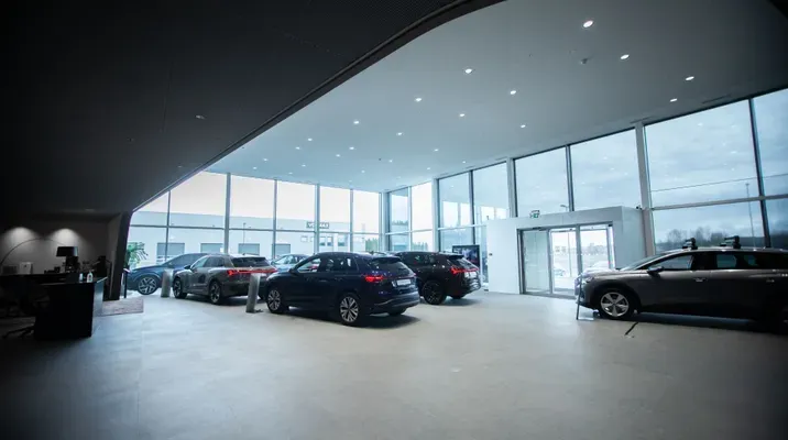 Bilhallen hos Møller Bil Hamar, med elektro og lys levert av Eltera Ringsaker.