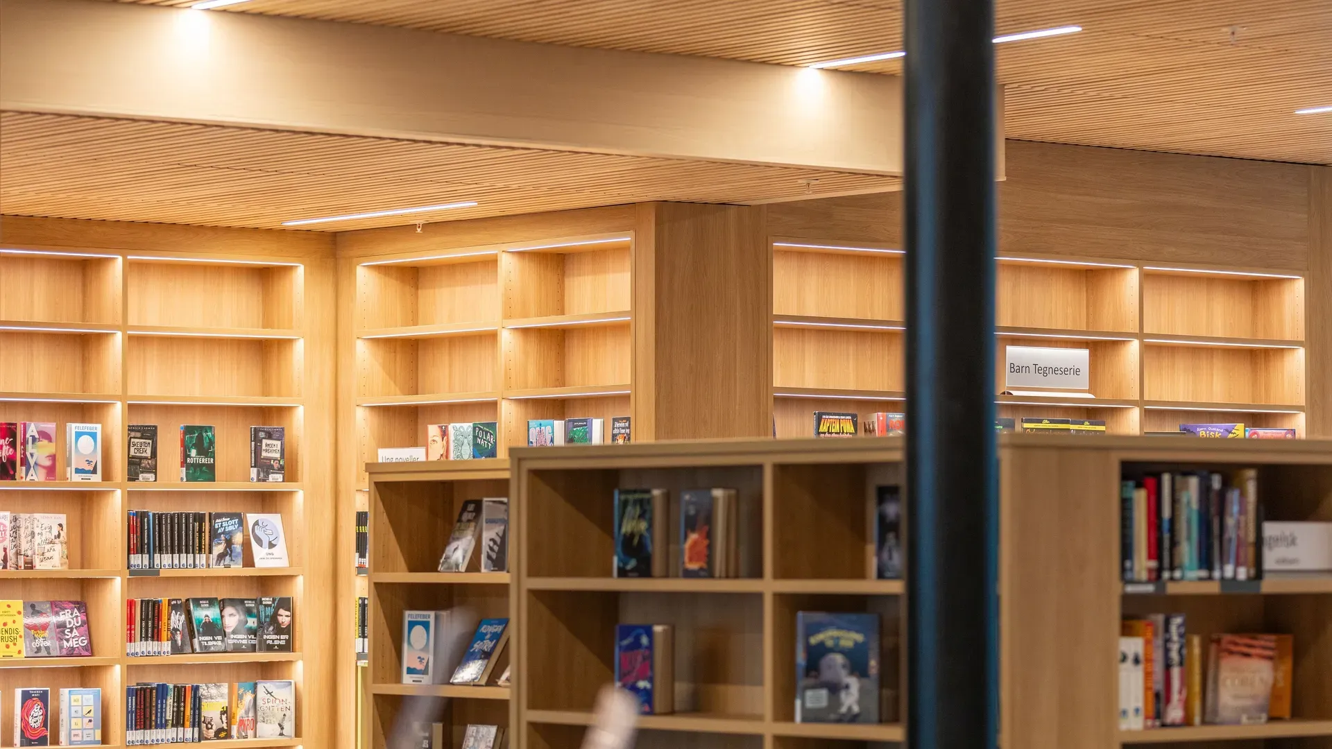 Nannestad Kommunehus sitt bibliotek med lysløsing fra Nordengen Elektro.