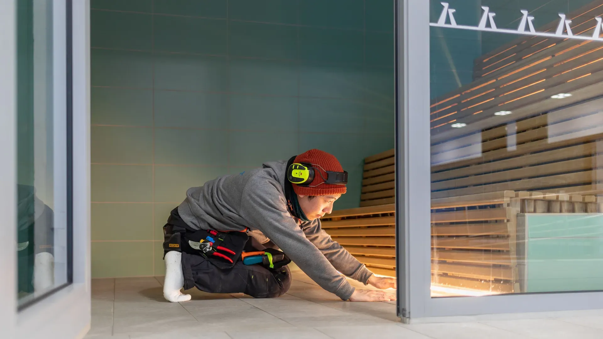 Elektriker fra Nordengen og kunde ved Nannestad Svømmebasseng.