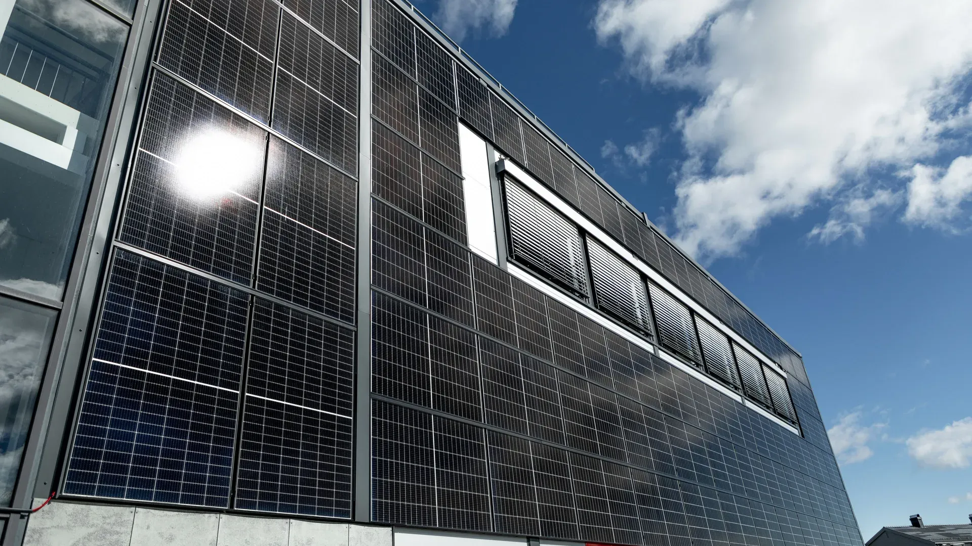 Vegg på Skippergata 4 utenfra med solcellepanel installert av Eltera Skagerrak.