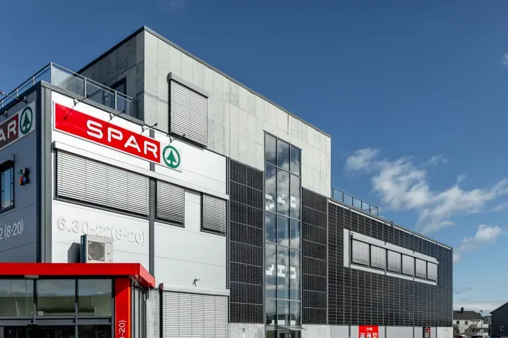 Vegg på Skippergata 4 utenfra ved siden av SPAR. Med solcellepanel installert av Eltera Skagerrak.anel installert av Eltera Skagerrak.