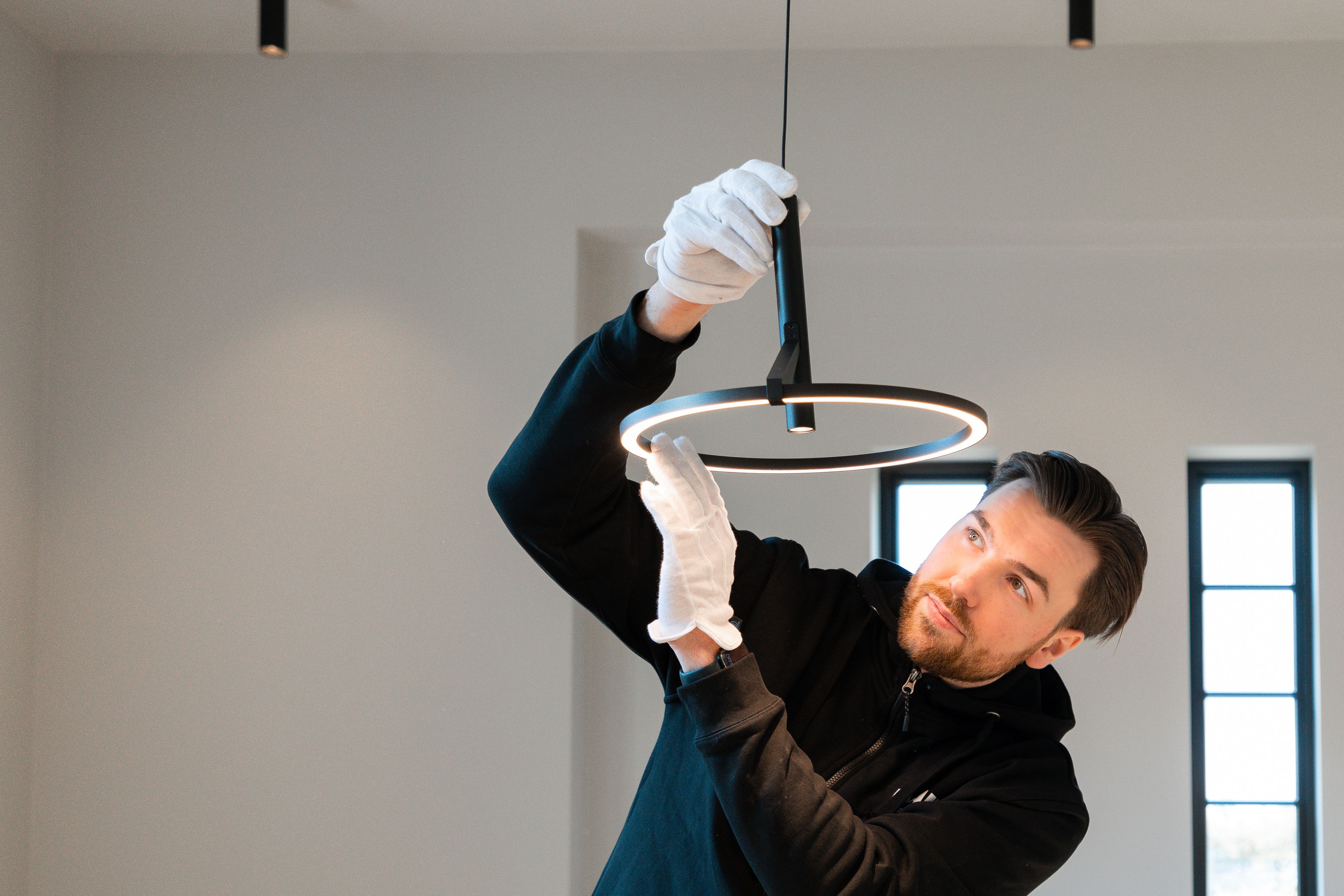 EL-TEAM-elektriker monterer lampe ved gammel trafostasjon på Bryne.