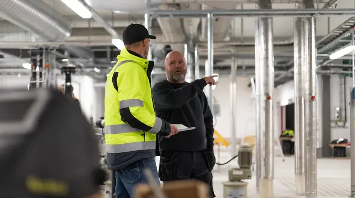 Hveem Elektro på Skreia Reiseanlegg med kunde.