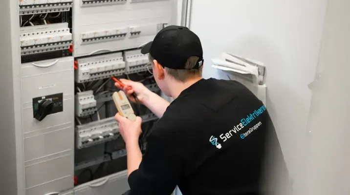 sikringsskap håndteres av service elektrikeren