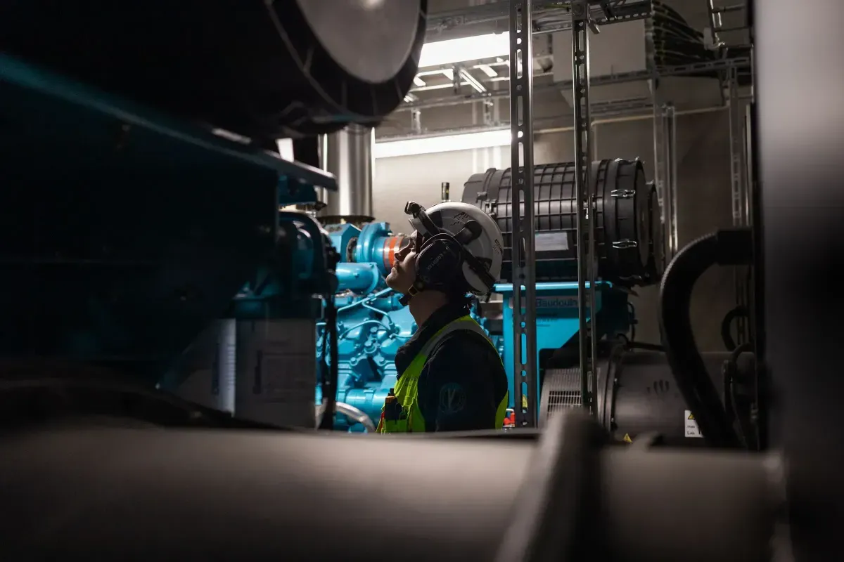 I maskinrommet på Hima Seadfood med elektriker fra Kreatel