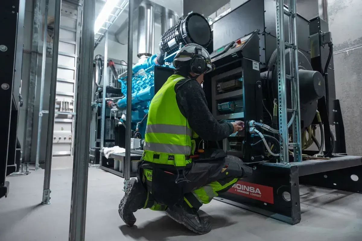 I maskinrommet under befaring på Hima Seadfood med elektriker fra Kreatel