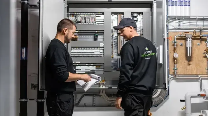 To elektrikere fra Valdres Installasjon inspiserer et elektrisk anlegg på Vestre Slidre Helsetun