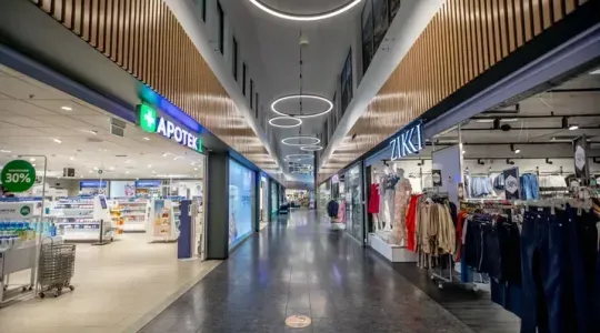 Moderne kjøpesentergang på Mølla Storsenter med LED-belysning i taket.