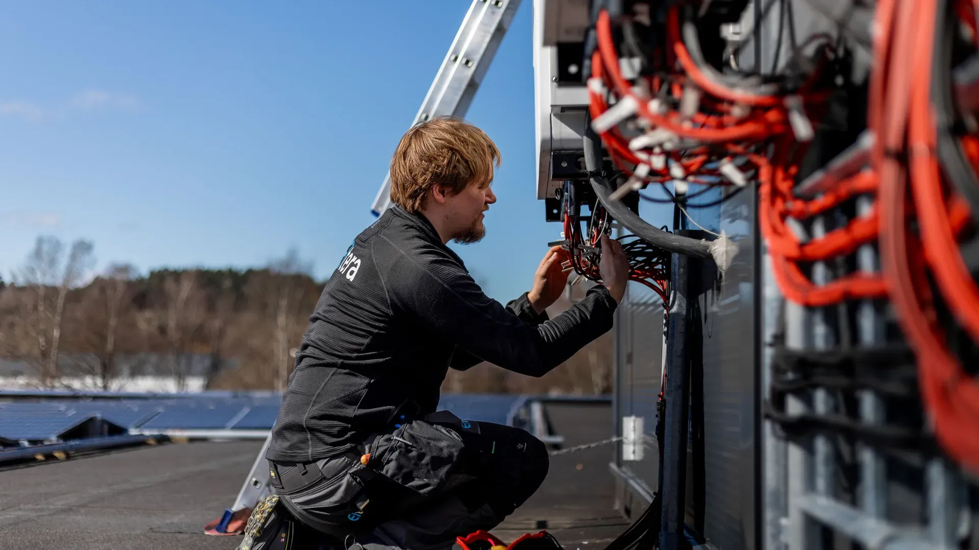 Elektriker fra Eltera monterer solcellepaneler på Alti Lietorvet
