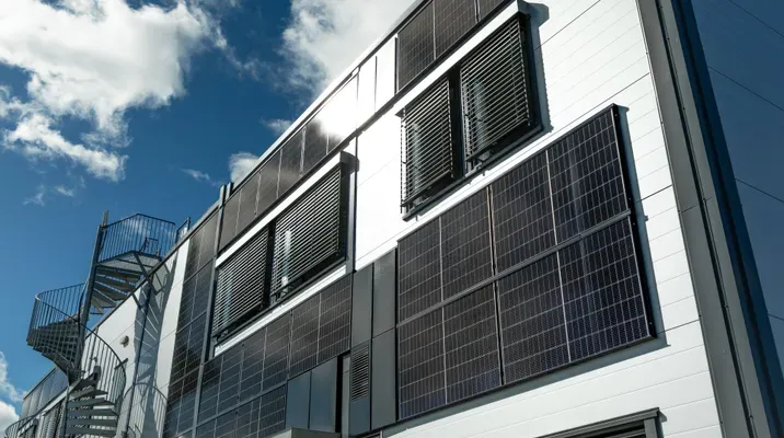 Skippergata 4 utenfra med solcellepanel installert av Eltera Skagerrak.