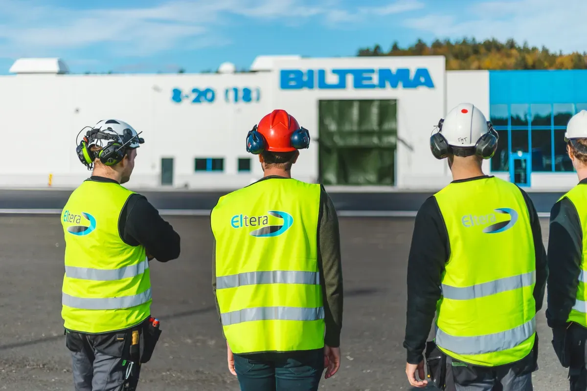 De ansatte hos Eltera Skagerrak ute på befaring på den nye Biltema-butikken.