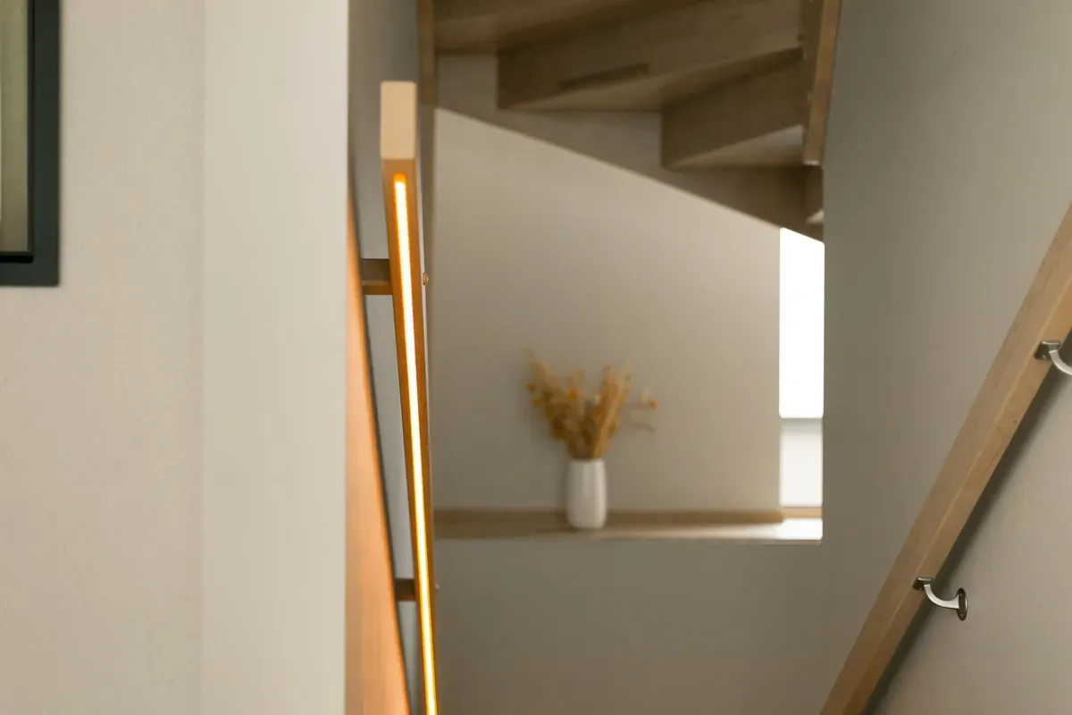 Nærbilde av ledelys i trappen installert av EL-TEAM i funkisbolig på Bryne.