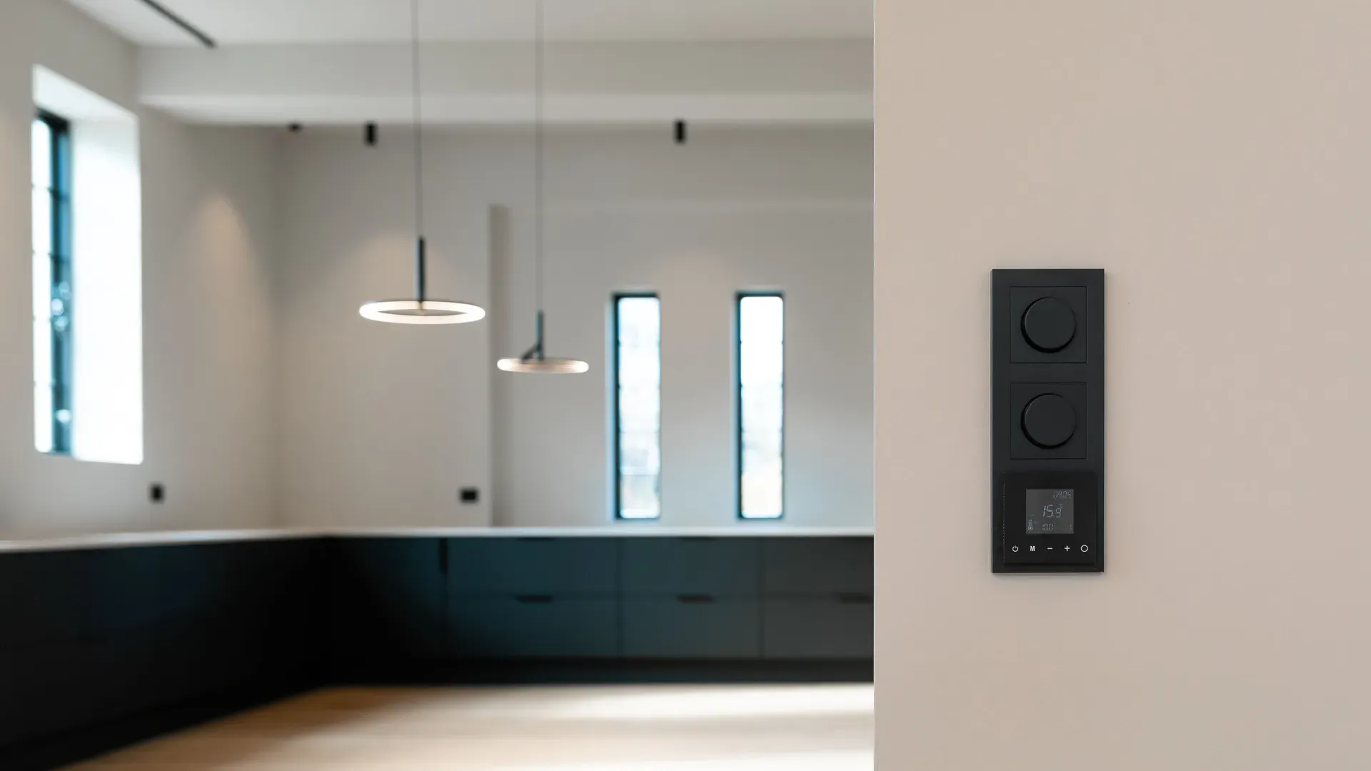 EL-TEAM-elektriker har montert denne termostaten og lampen ved kjøkken ved gammel trafostasjon på Bryne.