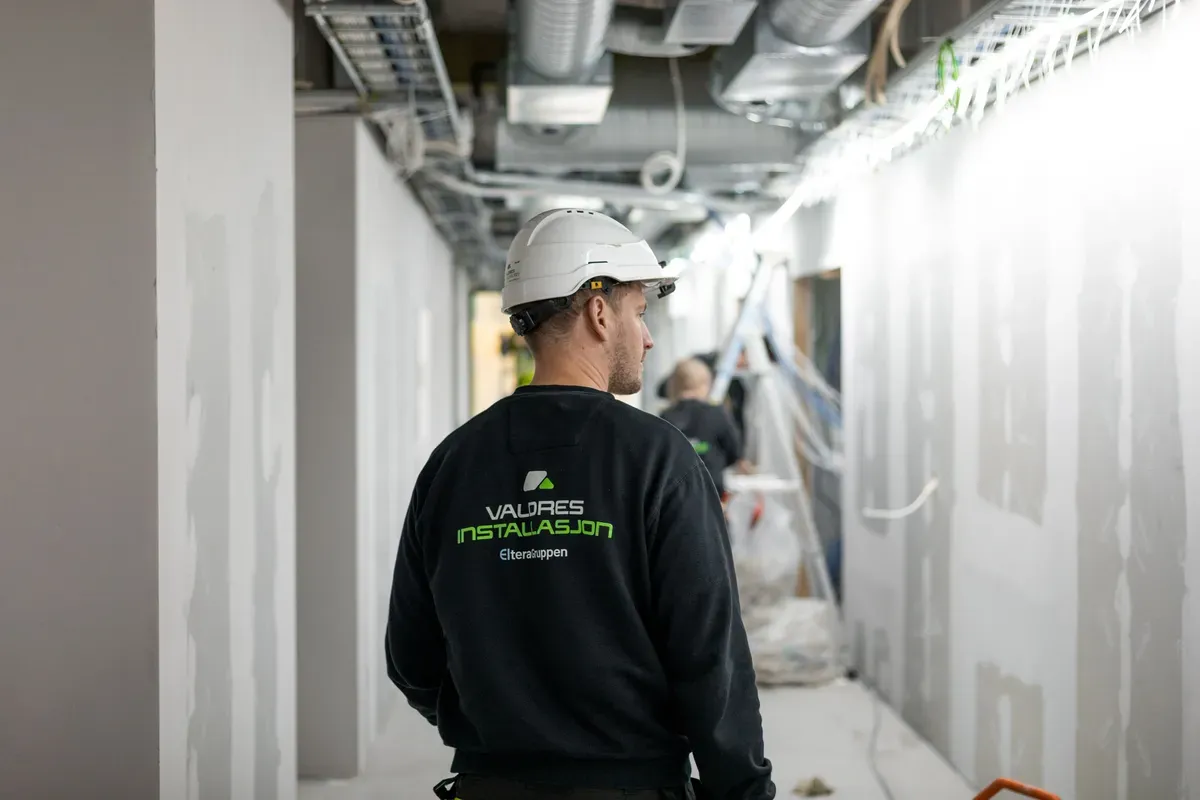 Valdres Installasjon-elektriker på site.