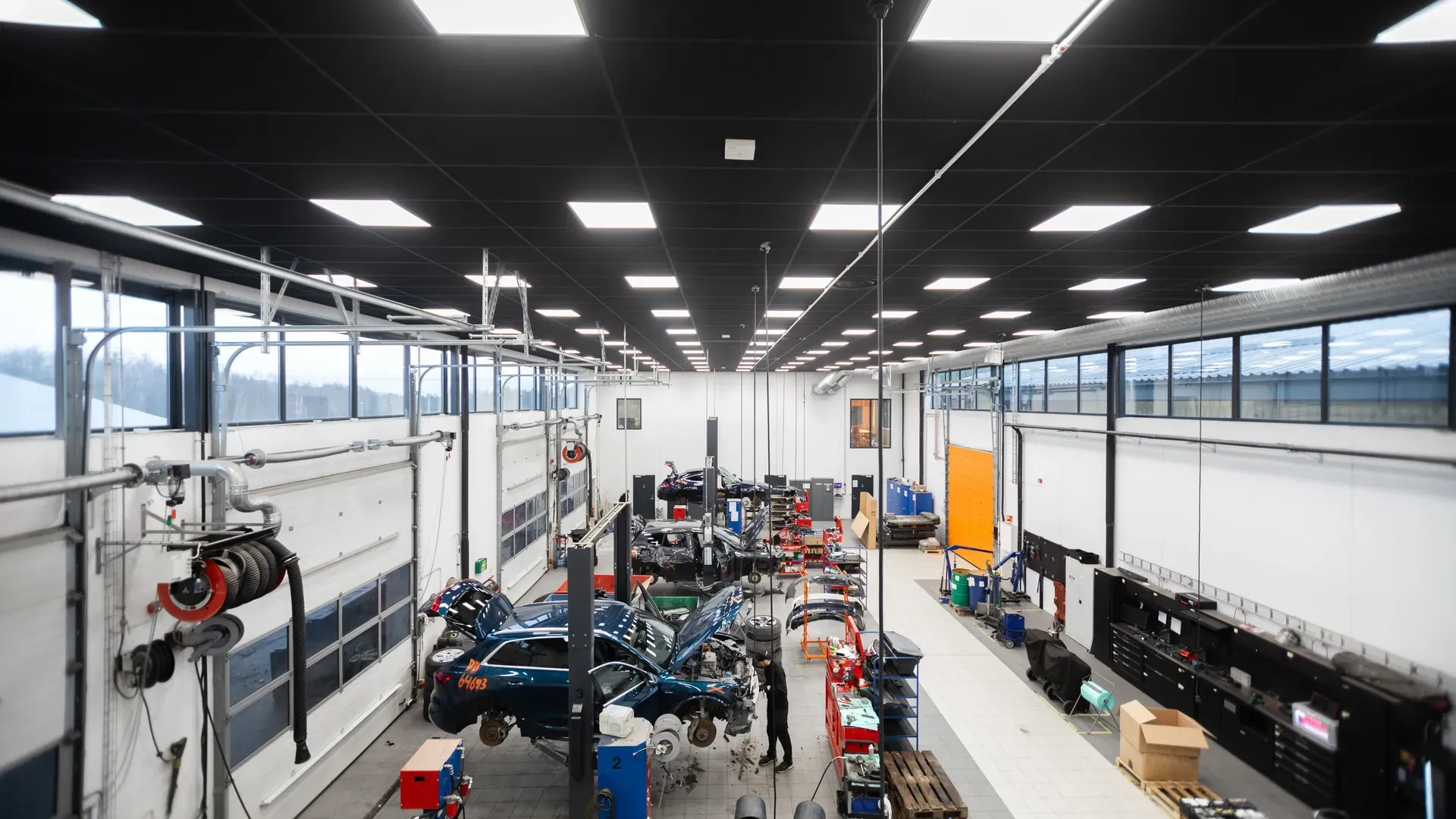 Produksjonshall ved Bil1Din, der AMDAL ELEKTRO er totalleverandør av elektroinstallasjonen.