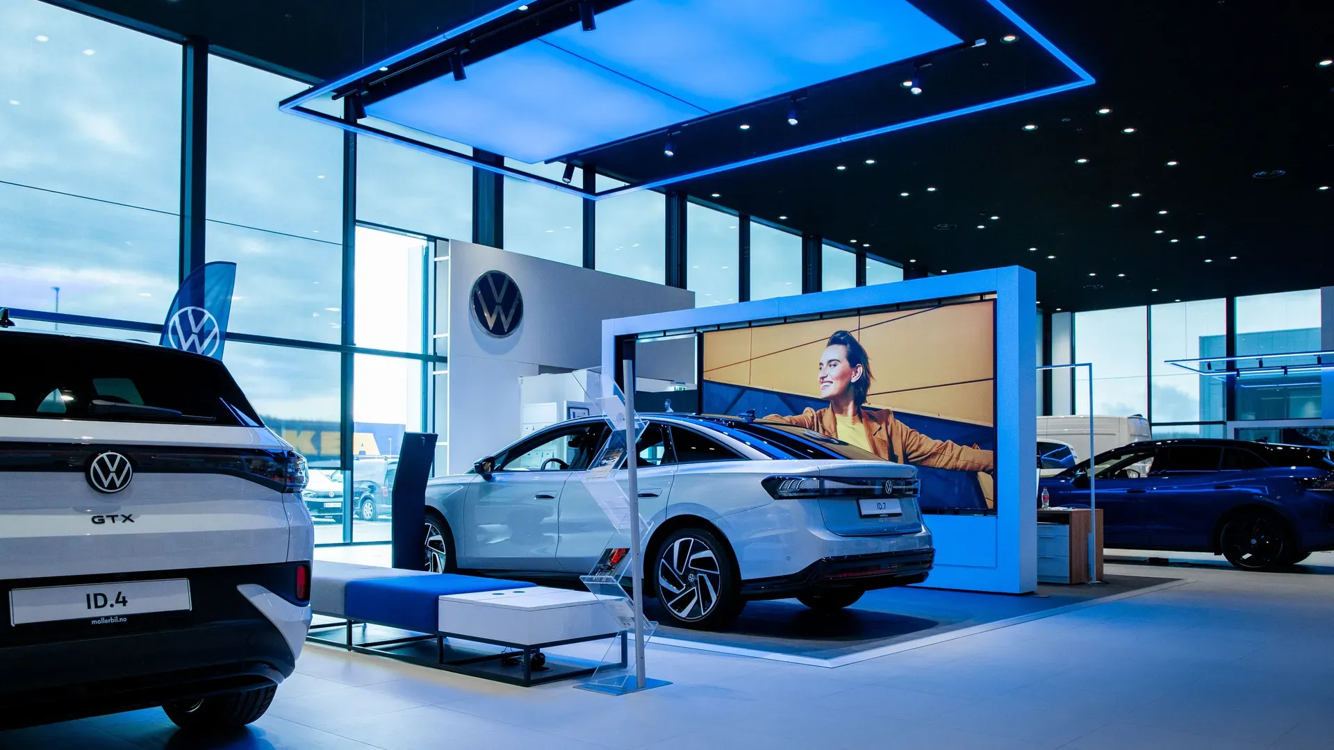 Effektlys ved bilene hos Møller Bil Hamar, med elektro og lys levert av Eltera Ringsaker.