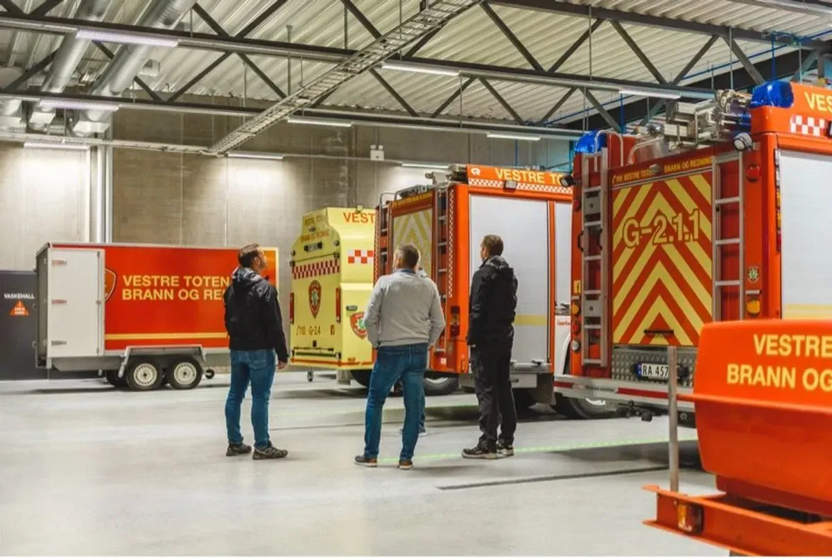 Tre brannmenn på Eltera Gjøvik sin referansejobb på Raufoss brannstasjon.