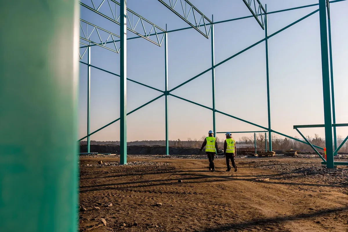 To elektrikere på site hos DSV Road.