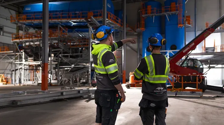 To elektrikere fra SEKO Elektro ved anlegget hos TOMRA Plastretur Recovery Facility (TPRF).