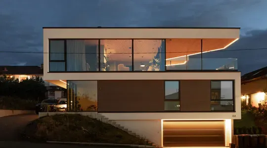 Fasade med utelys ved hus på bryne med elektroleveranse fra EL-TEAM.