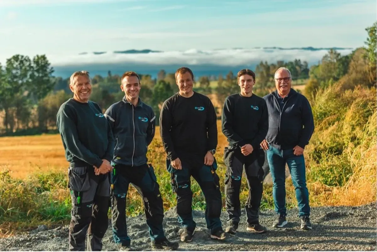 Per Olav (t.h) sammen med fire av de ansatte hos Eltera Plassen.