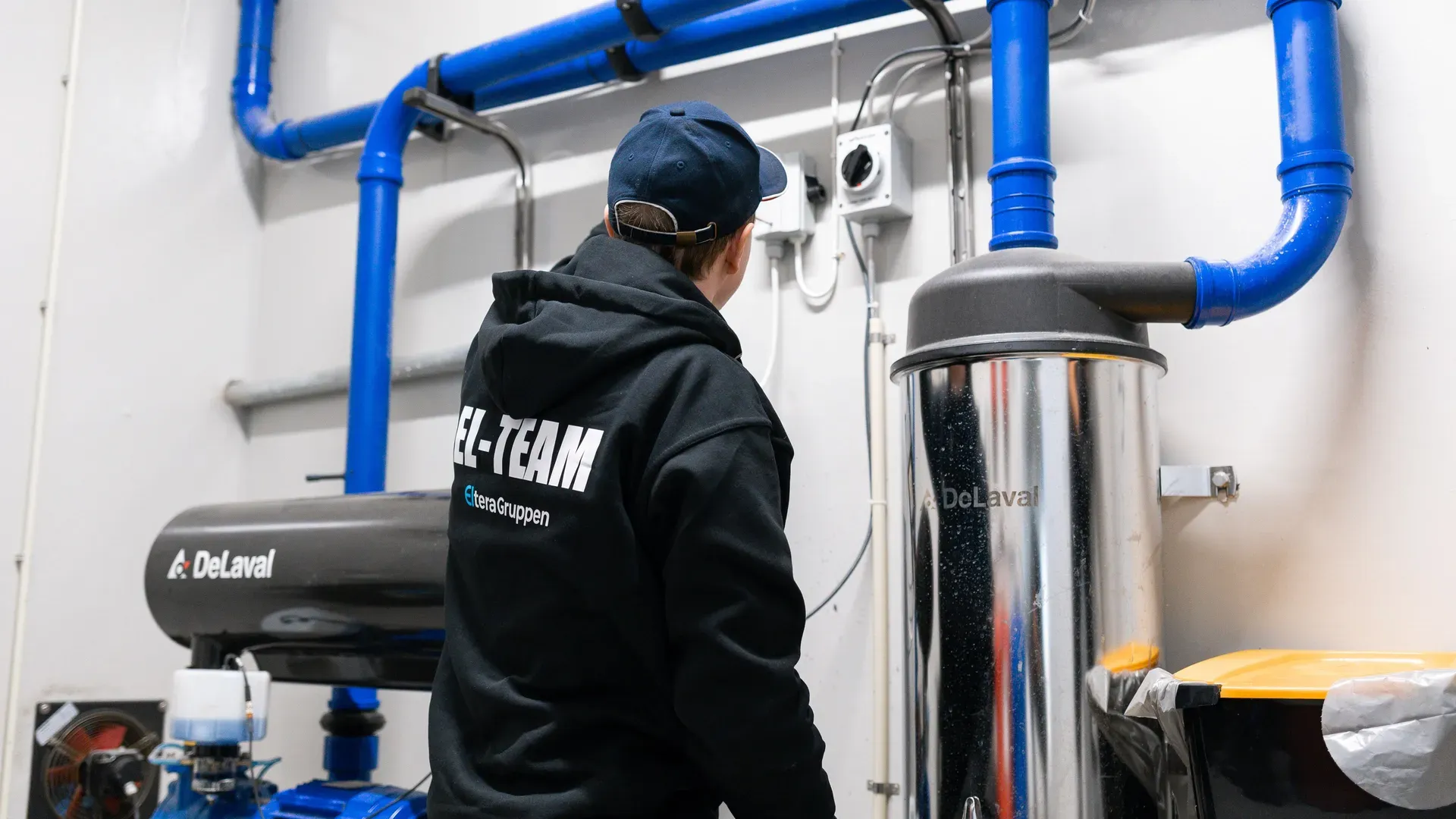 EL-TEAM-elektriker inspiserer melkemaskin på Hålå Gård.