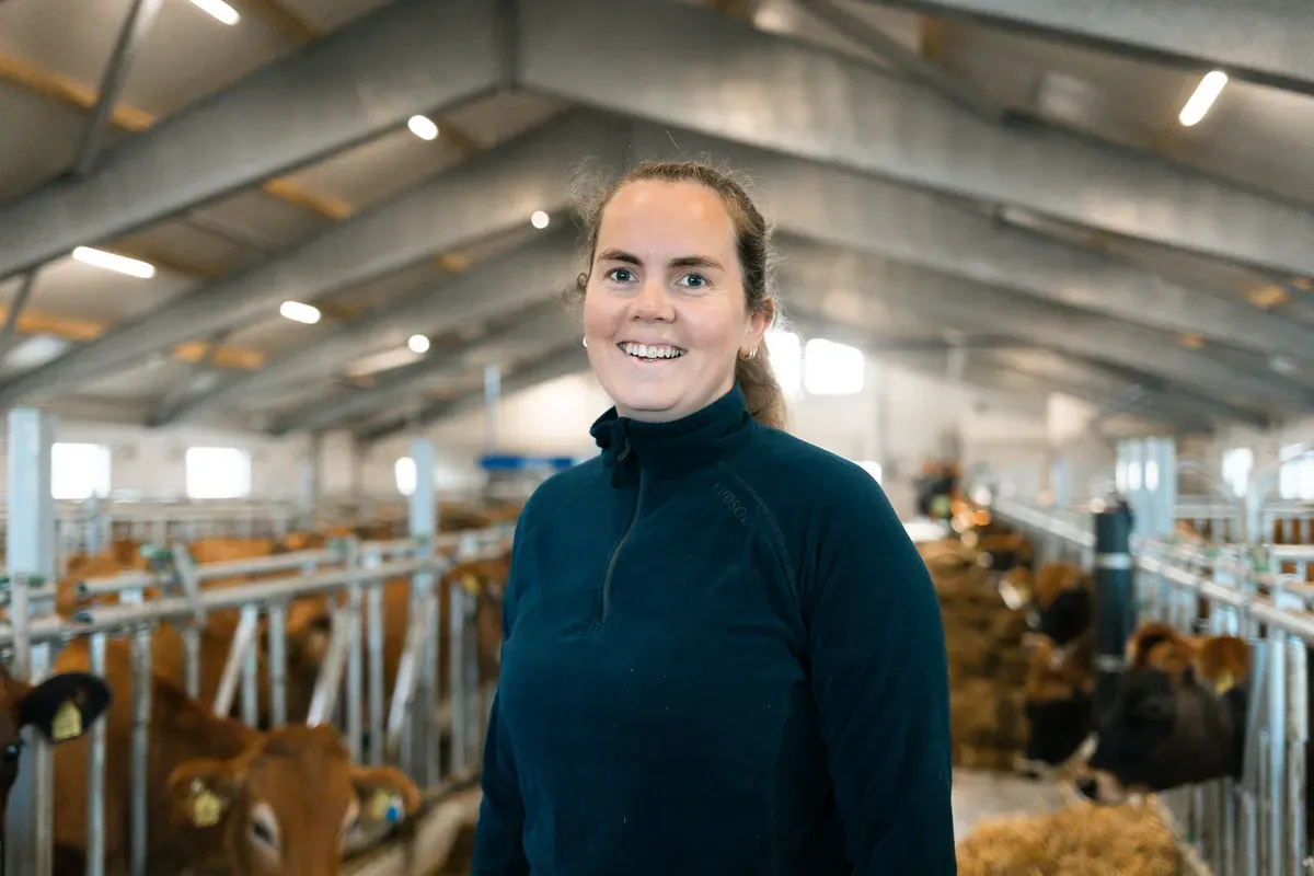 Magnhild Hobberstad Aanestad i kuhuset på Hålå Gård.