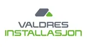 Logo for Valdres Installasjon, med grå og grønne geometriske former over teksten.