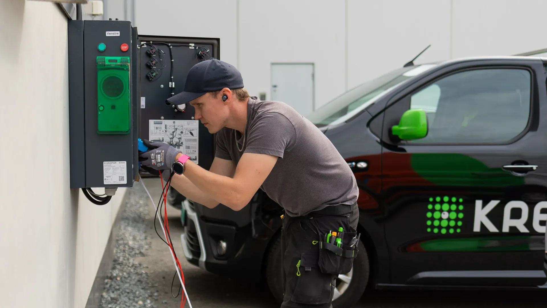 Kreatel-elektriker ordner bil og elbillader.