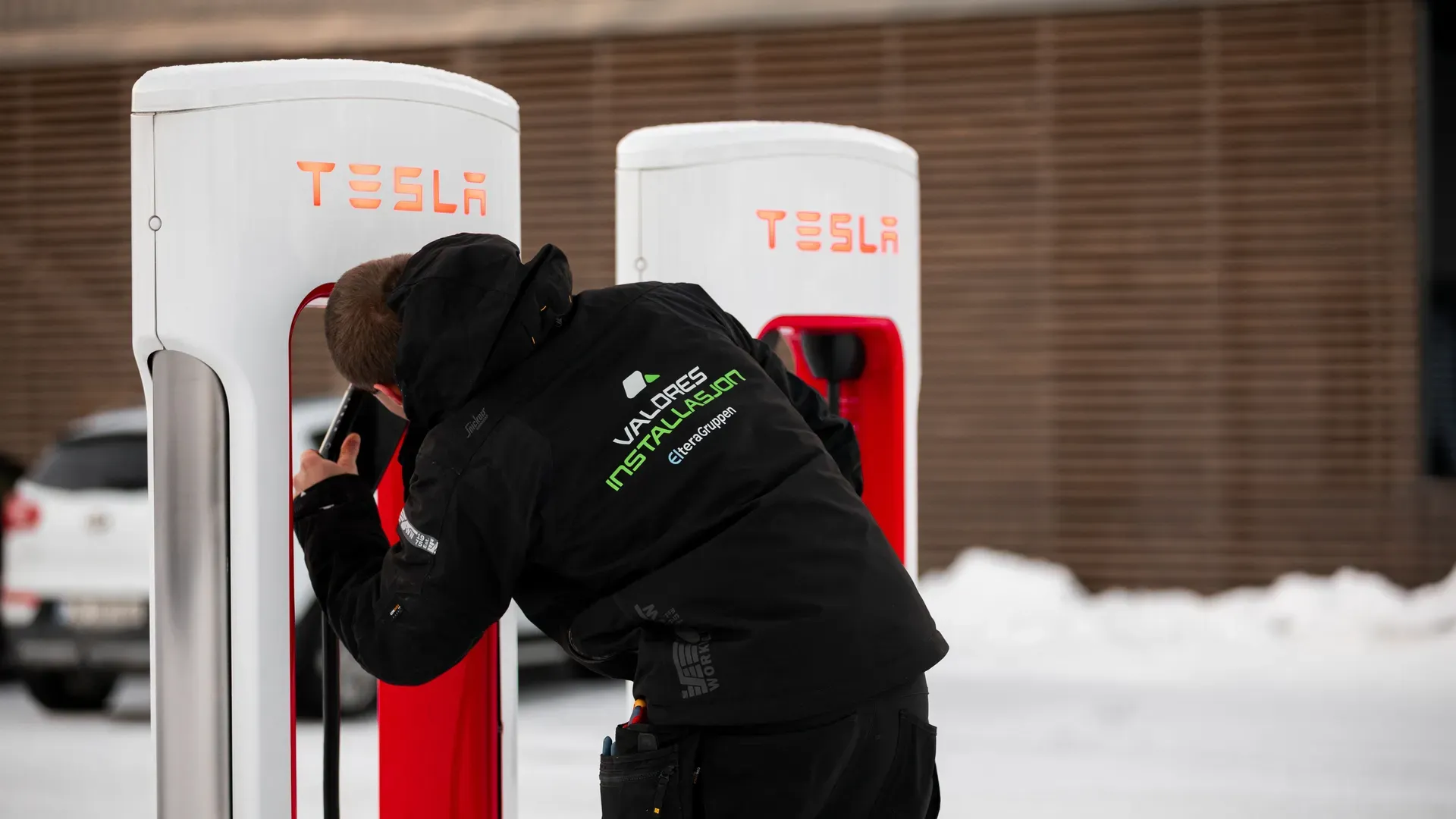 Valdres Installasjon justerer Tesla Ladestasjon.