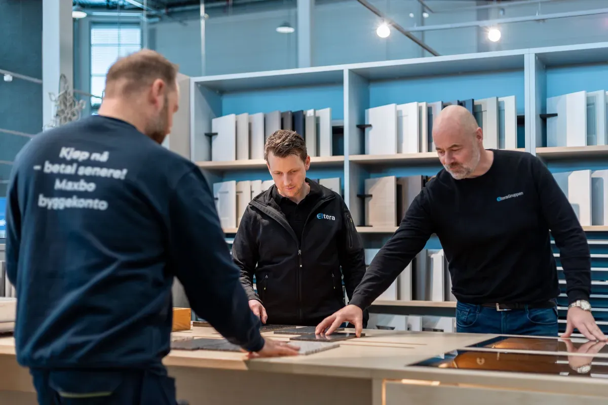 Arbeid med belysningsplaner fra Valdres Installasjon hos Maxbo Hvam.